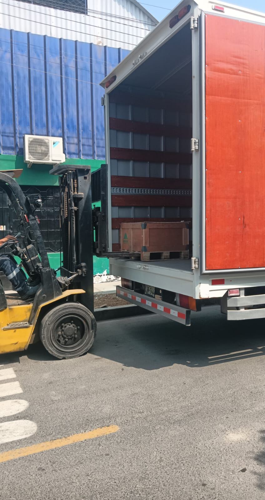 Montacargas cargando mercader&iacute;a